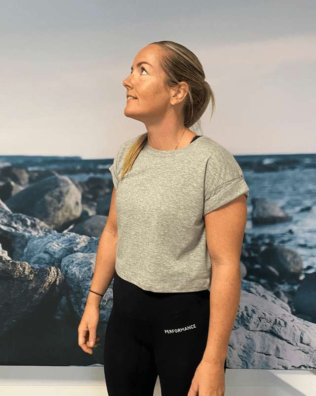 GRETTEL Crop top grå